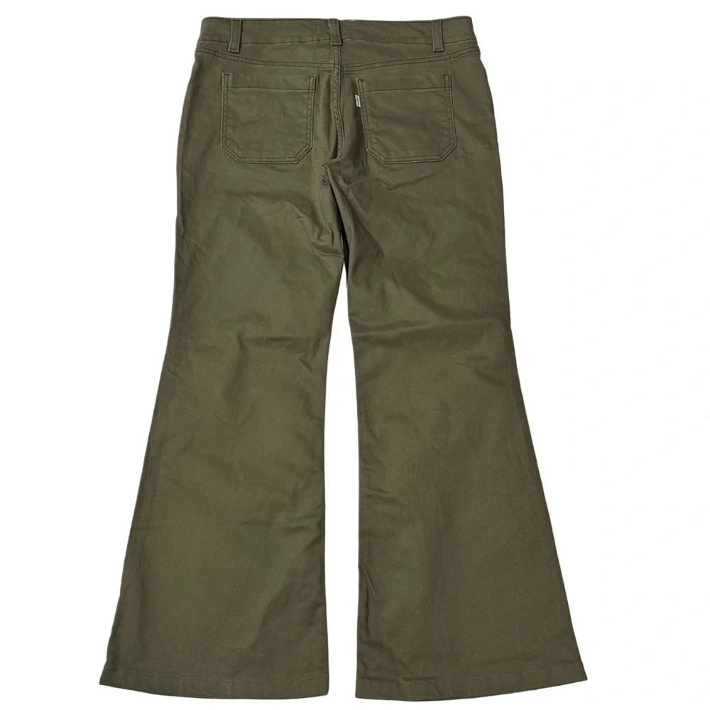 {Levi's} 